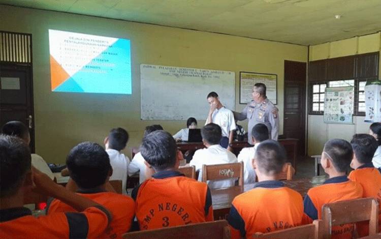 Polsek Kapuas Barat Sosialisasikan Bahaya Narkoba ke Sekolah