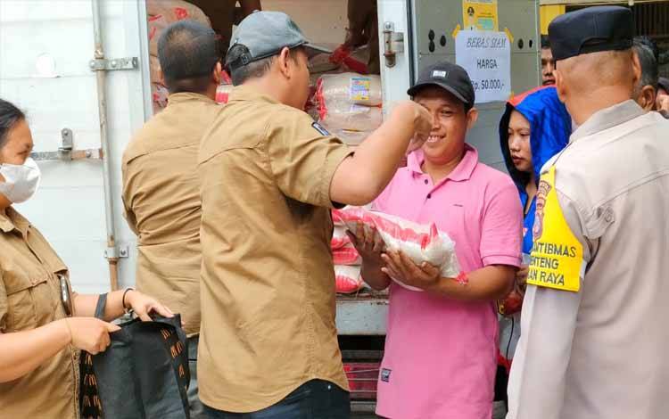 Pemko Palangka Raya Salurkan 500 Sak Beras Siam Bersubsidi di Kelurahan Menteng