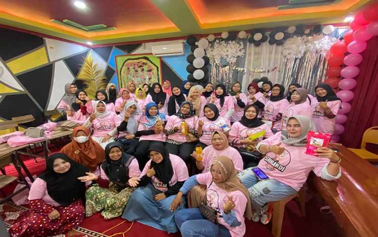 Srikandi Ganjar Kalteng dan Perempuan Milenial Belajar Membuat Oleh-Oleh Khas Barito Selatan