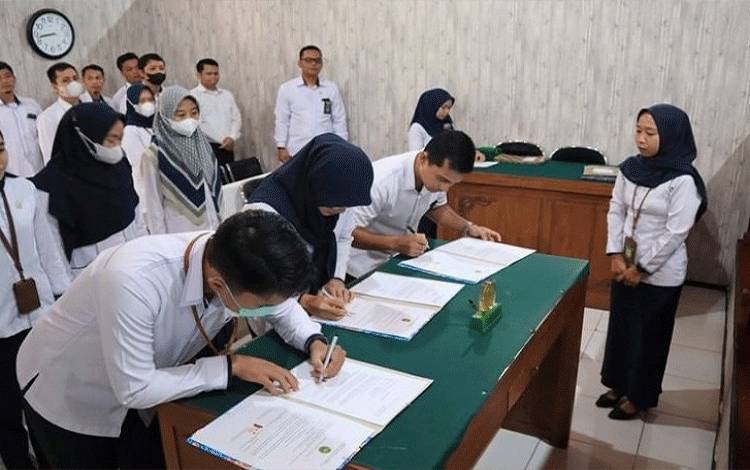 Pegawai PN Nanga Bulik Teken Pakta Integritas