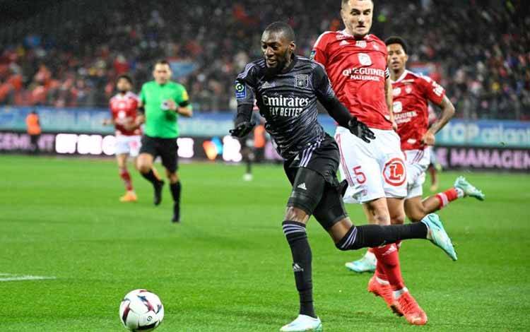 Lyon Pinjamkan Karl Toko-Ekambi kepada Rennes