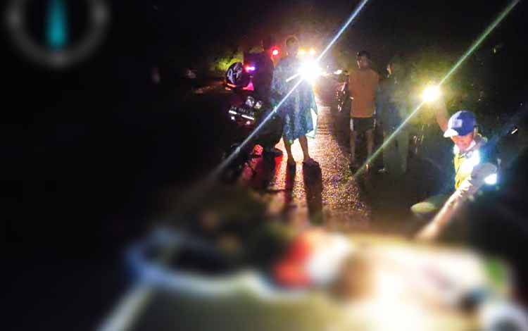 Penumpang Motor Tewas Setelah Jatuh Terpental Mengenai Roda Truk di Desa Gohong