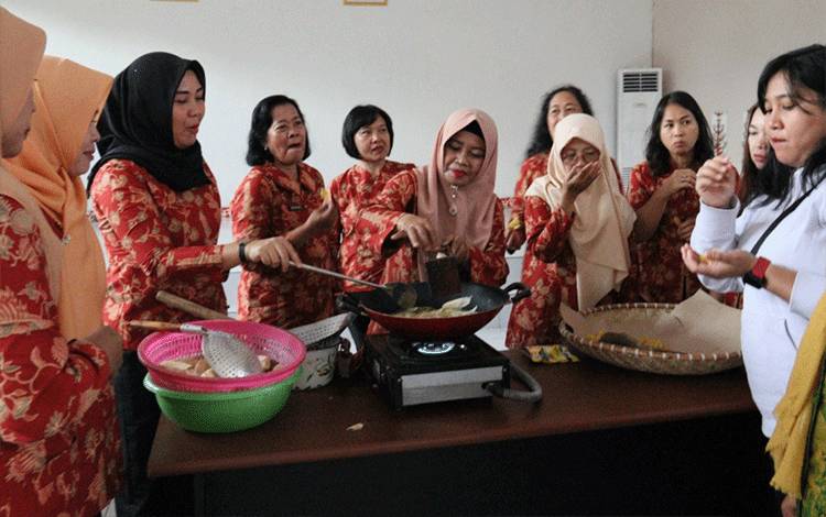 DPMD Kalteng Perkuat Keterampilan Pengolahan Pangan Lokal