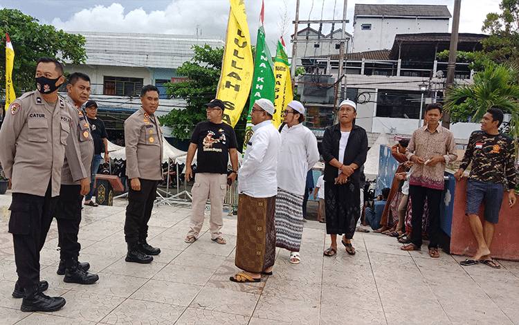 Masyarakat Ramai-Ramai Siapkan Makanan Gratis Pada Haul Abah Guru Sekumpul di Ikon Jelawat