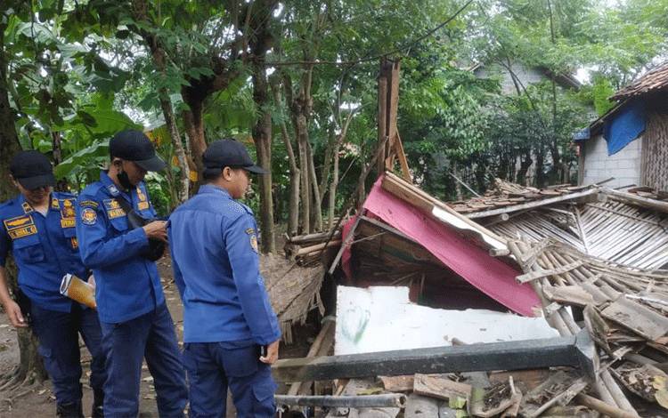 Satu Unit Rumah Roboh Akibat Angin Kencang