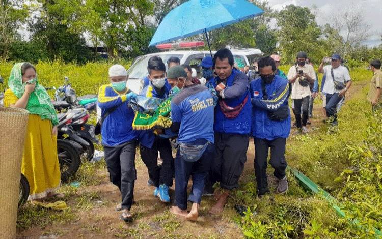 Proses Pemakaman Almarhumah Titi Wati Penuh Haru dan Dramatis