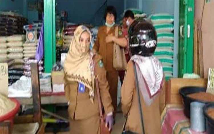 Disdagperinkop Kapuas Rutin Awasi Ketersediaan dan Harga Bahan Pokok di Pasar