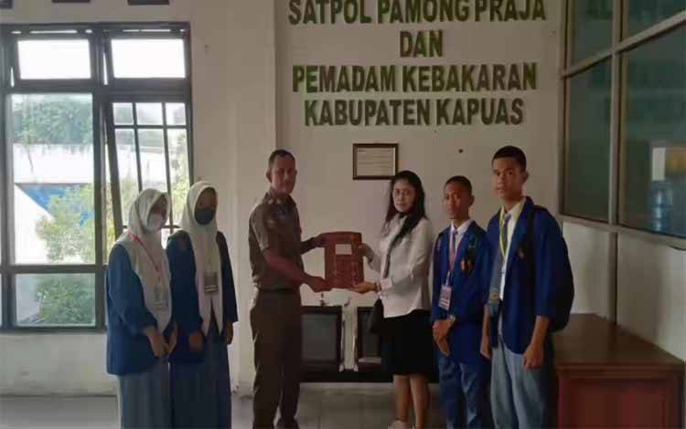 Satpol PP dan Damkar Terima Siswa SMKN 1 Kuala Kapuas Magang