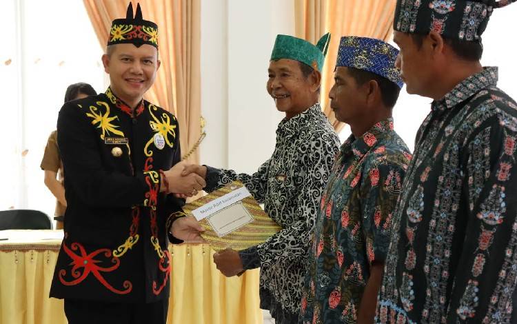 Pesan Bupati Gunung Mas kepada Mantir Adat yang Baru Dikukuhkan