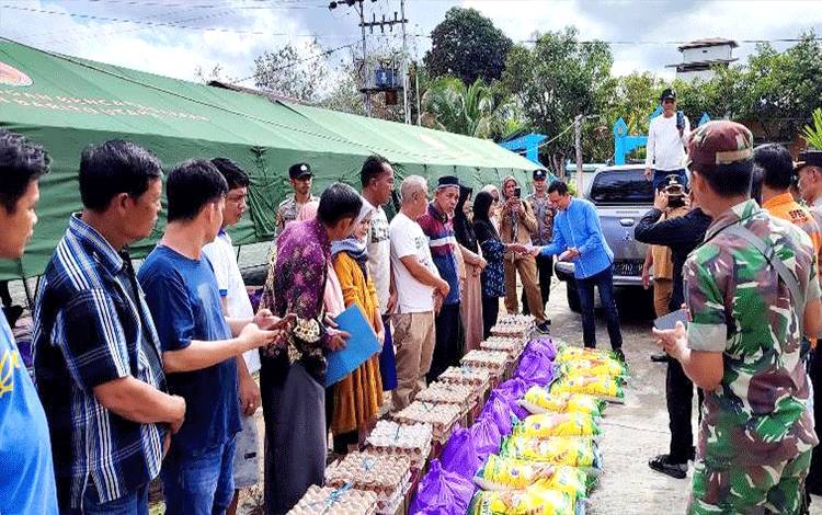 Wakil Ketua II DPRD Provinsi Kalteng Bantu Warga Korban Rumah Terbakar