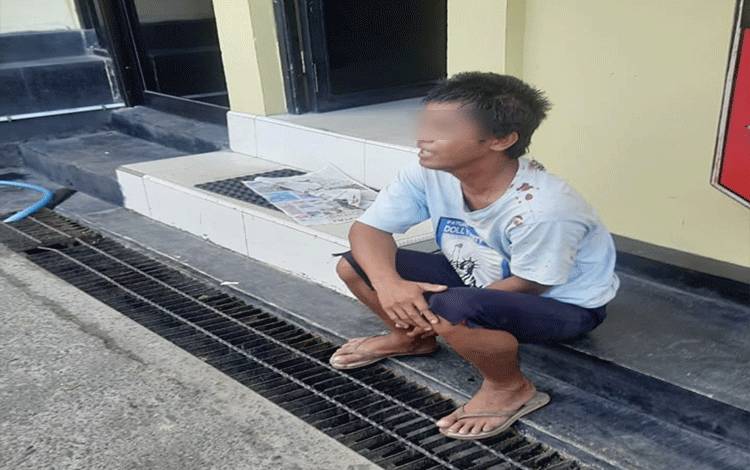 VIDEO: Pria Mabuk Tabrakkan Motor ke Pengendara Lain Dihajar Massa di Sampit
