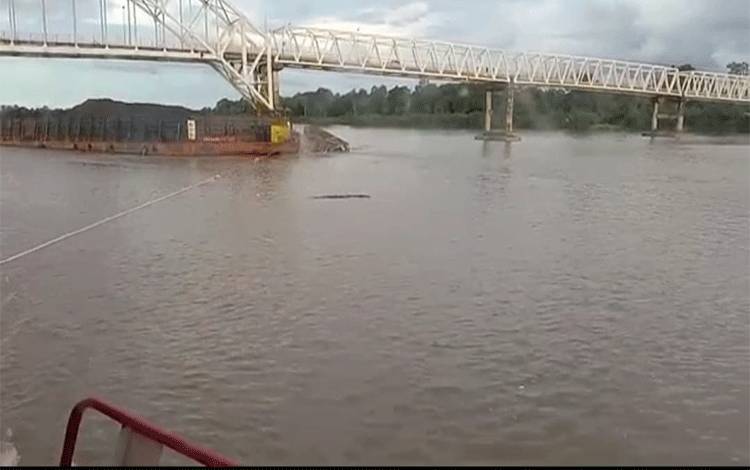 Tongkang Bermuatan Batubara Tabrak Fender Pengaman Jembatan Kalahien