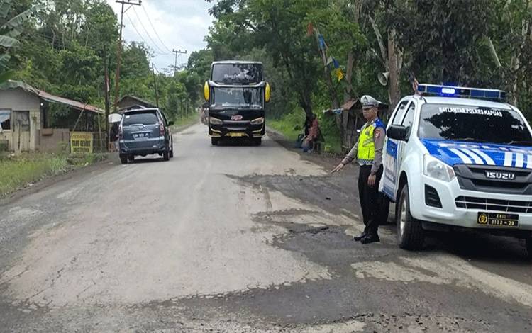 Satlantas Polres Kapuas Cek Titik Lokasi Jalan Rusak di Jalur Lintas Trans Kalimantan