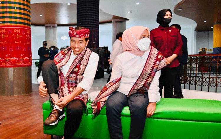 Ketika Jokowi Beli Sepatu Kets Tenun Bali