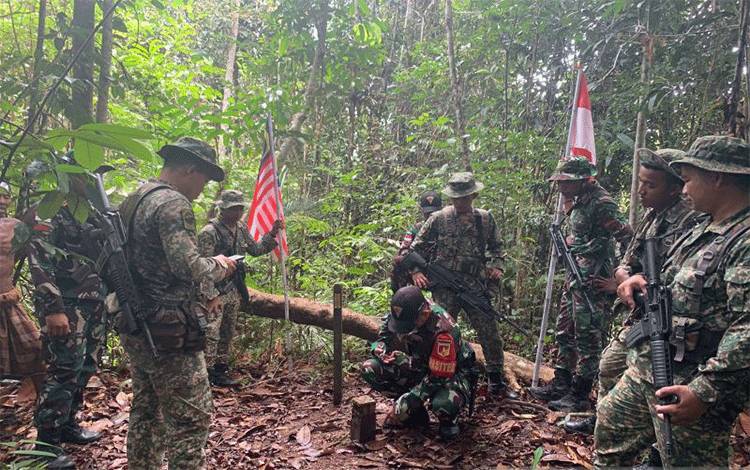 TNI dan Tentara Diraja Malaysia Patroli Patok Batas Negara Indonesia-Malaysia