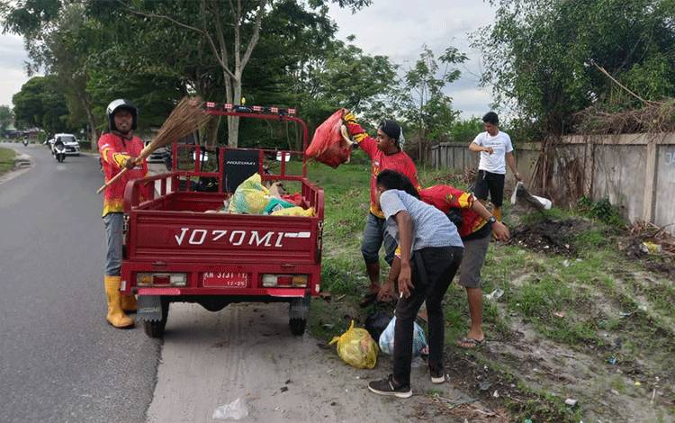 Sampah Berserakan Pinggir Jalan di Panarung