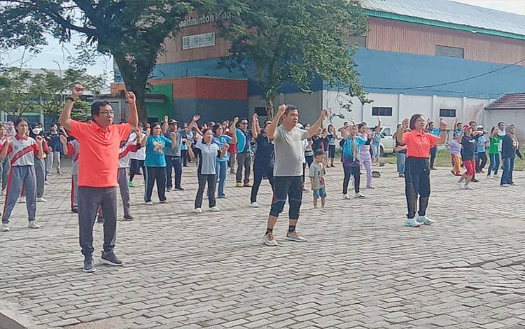 Bupati Barito Timur Senam Bersama di RTH Taman Nansarunai