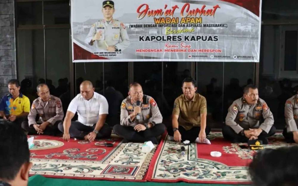 Kapolres Kapuas Sambangi Ketua Karang Taruna pada Program Jumat Curhat