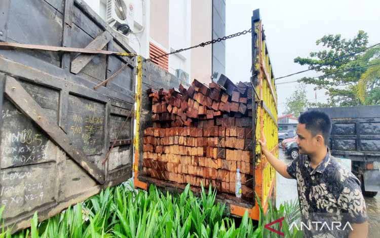 Kayu Ulin dari Kalteng Diamankan di Kalsel