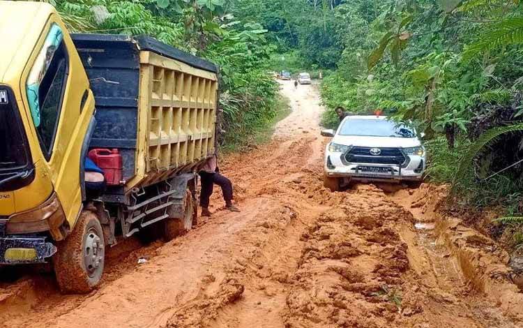 Pemkab Barito Utara Tangani Jalan Rusak Menuju Desa Pedalaman