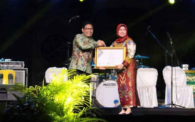 Pj Bupati Barito Selatan Terima Penghargaan dari Menteri Desa PDTT