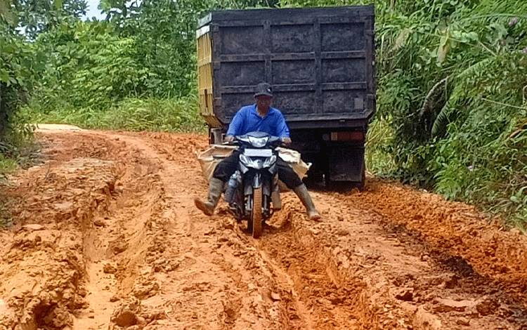 Ini Tanggapan DPUR Barito Utara atas Kerusakan Jalan Desa Liju