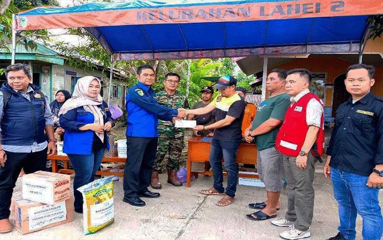 Karang Taruna Barito Utara Serahkan Bantuan Korban Kebakaran Lahei
