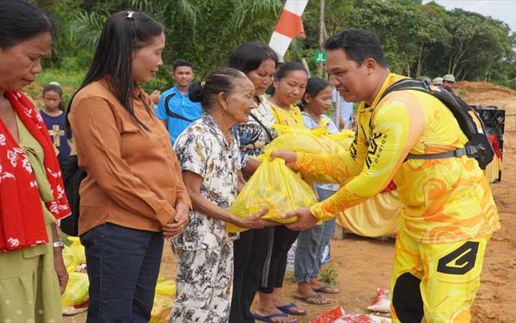 Bupati Lamandau Salurkan Bansos kepada Lansia  ?