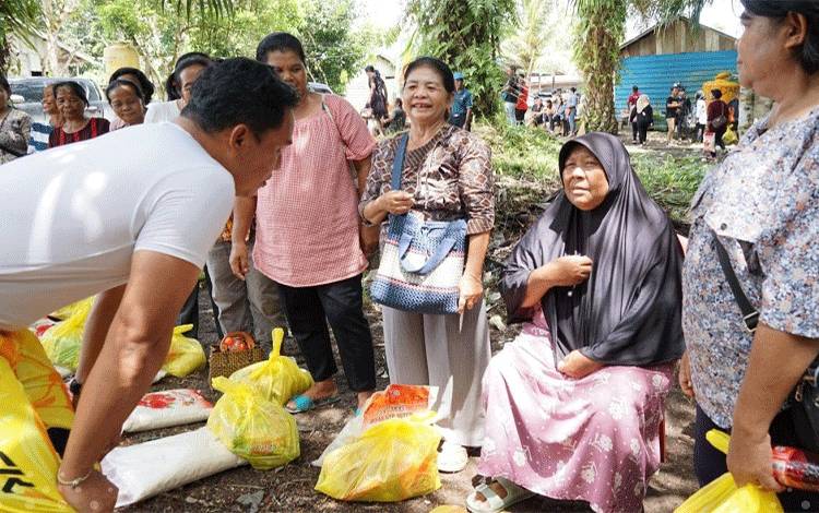 Bupati Lamandau Sambangi dan Serap Aspirasi Warga dengan Tunggangi Motor Trail