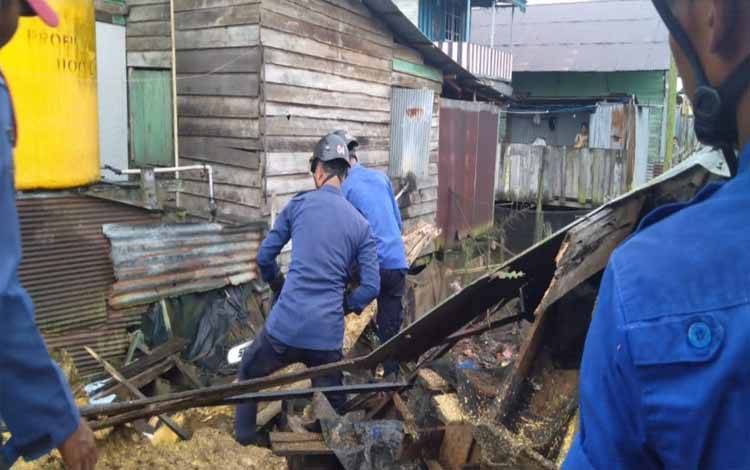 Pohon Tumbang Akibat Angin Kencang Timpa Rumah Warga Sampit
