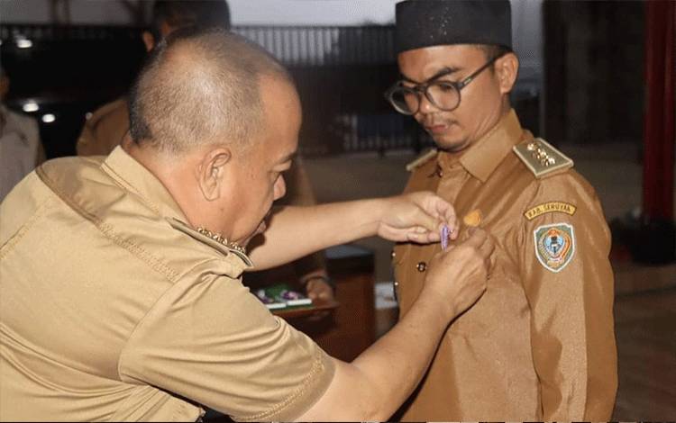 Kepala Desa Terawan Terima Lencana Desa Mandiri