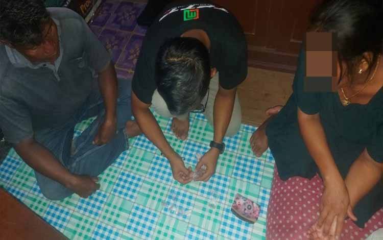 Ibu Rumah Tangga di Kotim Diborgol Polisi karena Jual Sabu
