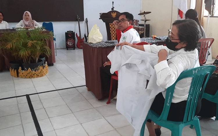 Guru SMAN 2 Pangkalan Bun Disebut Gunting Baju Siswi, Orangtua Tak Terima