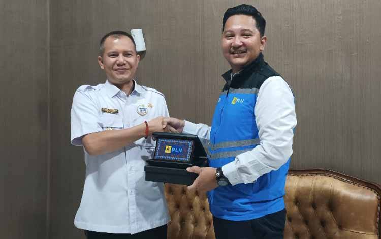 Bupati Gunung Mas Terima Penghargaan dari PLN karena Ini