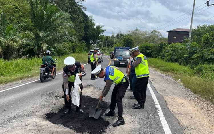 Satlantas Polres Katingan Timbun Jalan Berlubang Cegah Kecelakaan