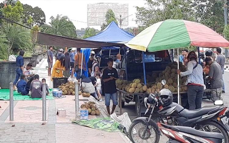 Pedagang Durian Musmiman di Pangkalan Bun Mulai Bermunculan