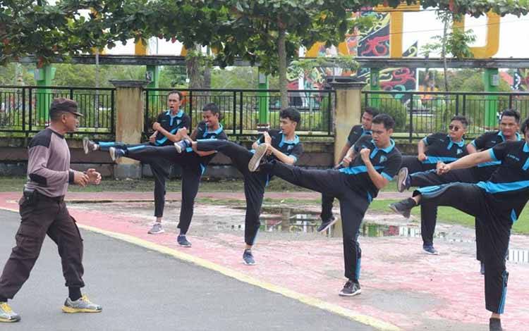 Petugas Rutan Ikuti Latihan Bela Diri di Polres Kapuas
