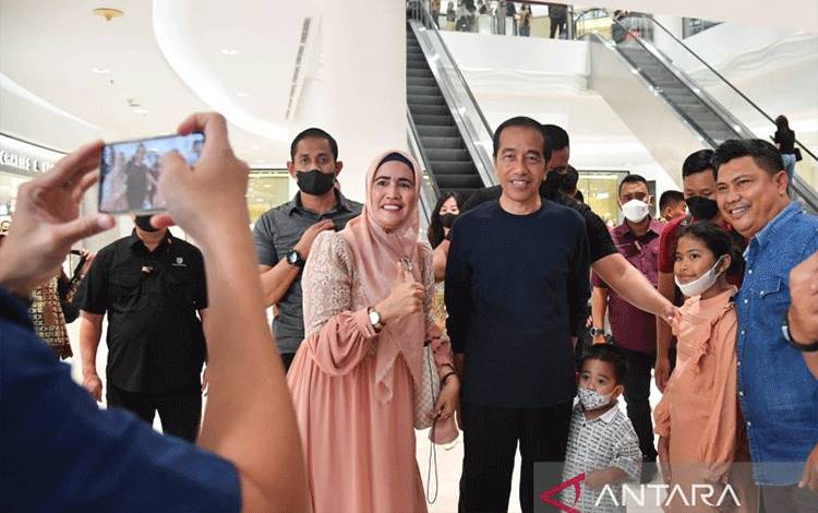 Jokowi Ajak Sedah Mirah dan Al Nahyan Kunjungi Mal di Medan