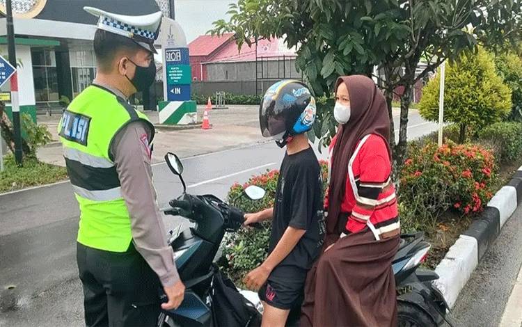 Satlantas Polres Kapuas Beri Teguran Simpatik ke Pelanggar Lalu Lintas