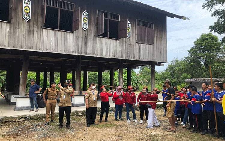 Disbudpora Kapuas dan IUB Gelar Eksibisi dan Edukasi Olahraga Tradisional Manyipet