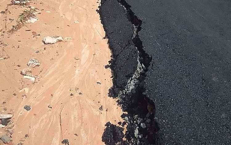 Dinas PUPR Jelaskan Penyebab Kerusakan Jalan Tampa - Tarinsing yang Baru Diaspal