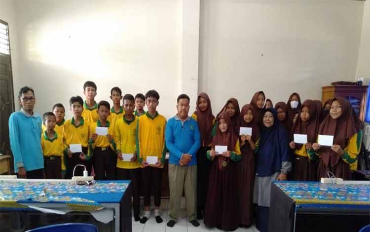 Pelajar MTsN 1 Kapuas Terima Bantuan dari UPZ Kemenag Kapuas