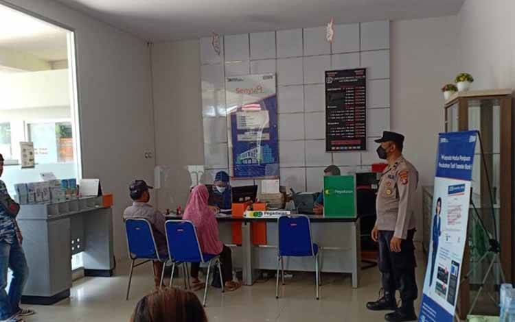 Anggota Polsek Kapuas Barat Lakukan Patroli Jaga Wilayah Tetap Aman