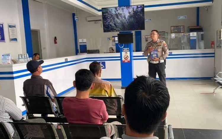 Pemohon SIM di Kapuas Diedukasi Tertib Berlalu Lintas