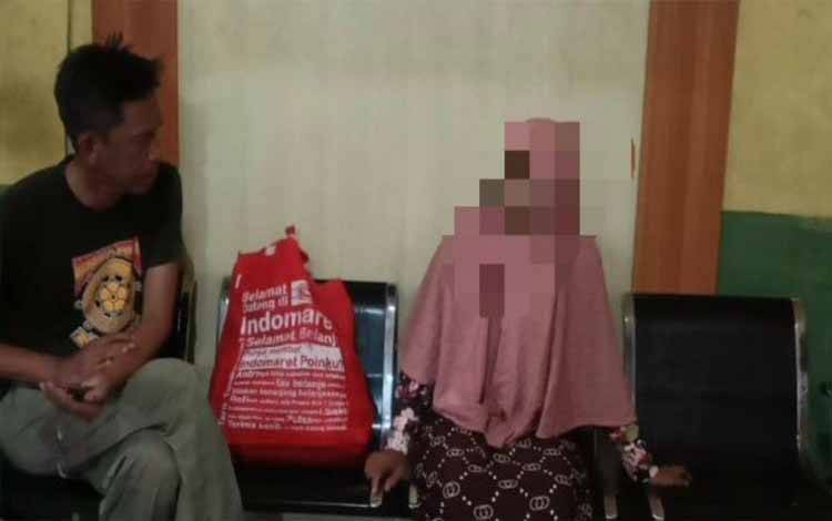 Anggota Satpol PP dan Damkar Kapuas Antarkan Perempuan Paruh Baya ke Keluarganya
