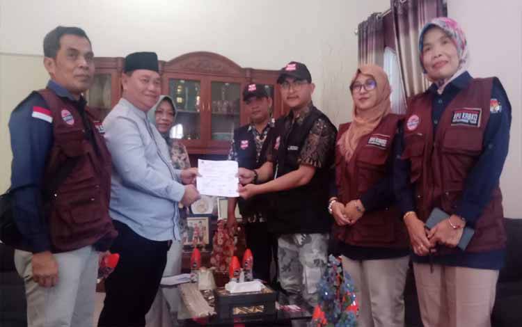 Pantarlih Melakukan Coklit di Kediaman Bupati Kotim