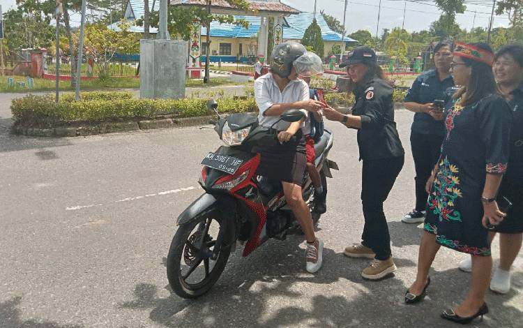 Bawaslu Gunung Mas Sosialisasi Posko Kawal Hak Pemilih dengan Cara Unik Ini