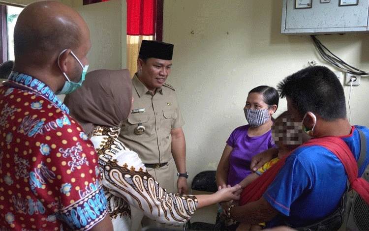 Bupati Lamandau Jenguk Balita Penderita Hidrosefalus