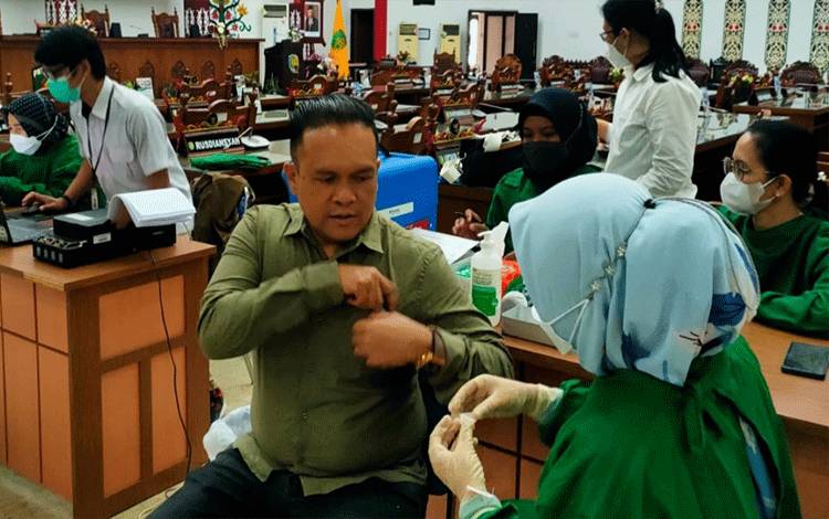 Anggota DPRD Palangka Raya Jalani Vaksinasi Booster Kedua