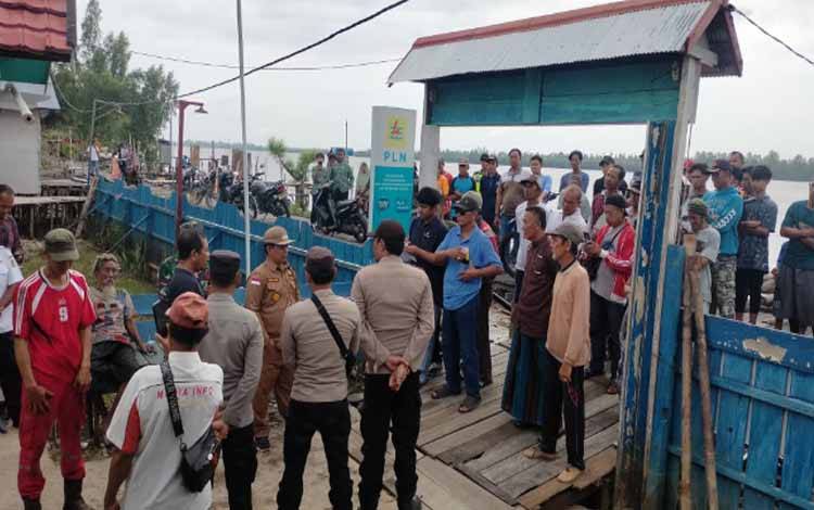 Sebulan Padam, Kantor PLN di Pagatan Didemo Warga